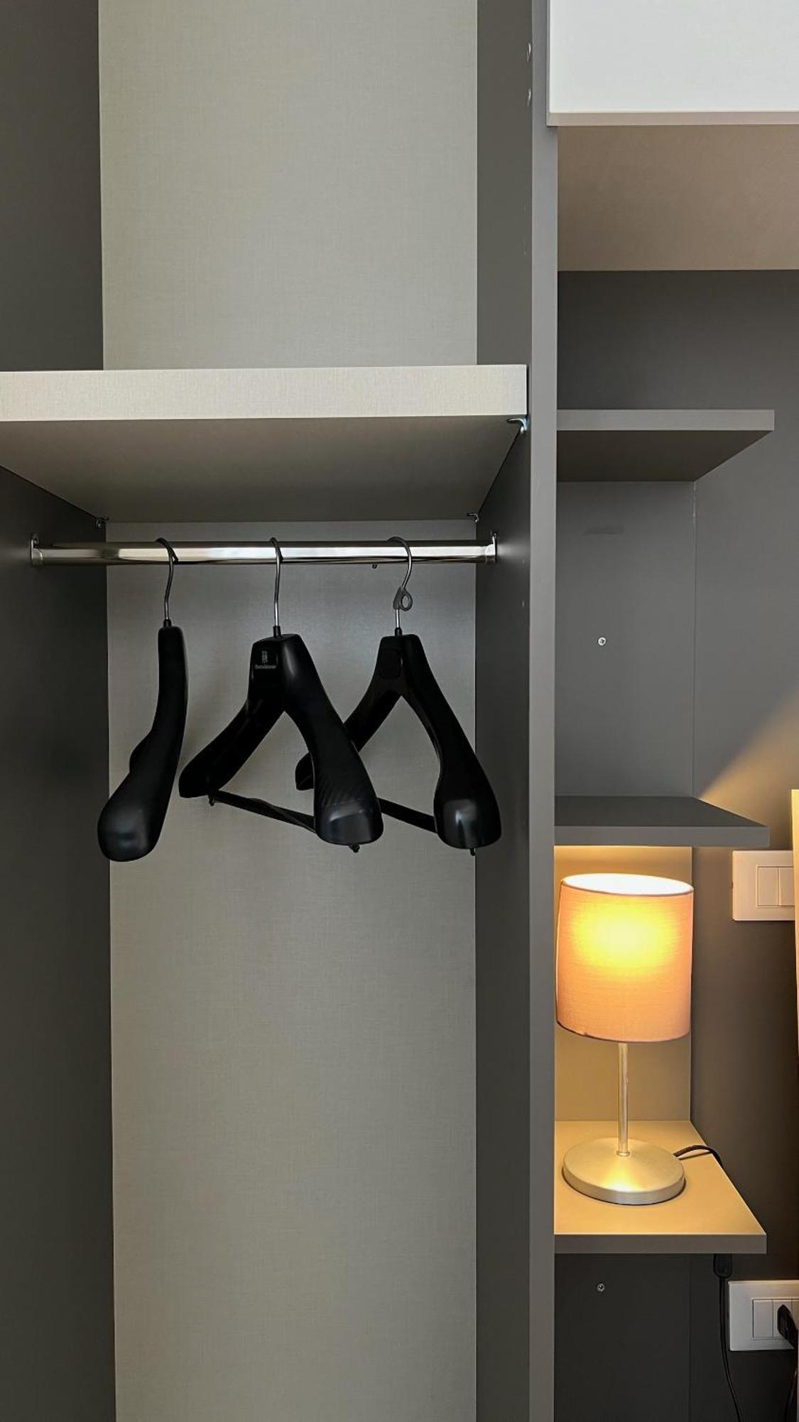 Апартаменти Rafael Milano - 10 Min From Linate Airport, Centrale Fs, Ospedale San Raffaele Екстер'єр фото