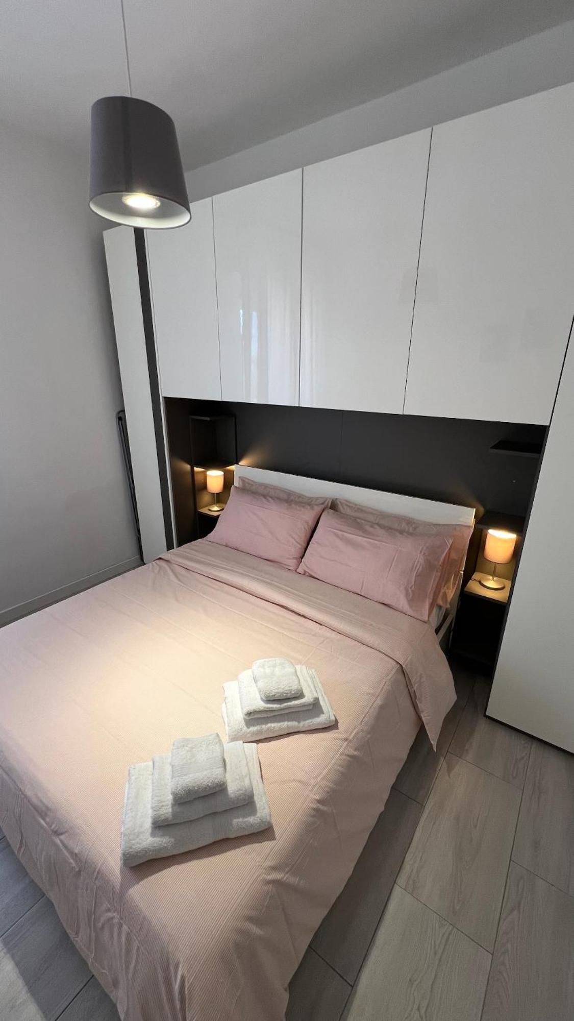 Апартаменти Rafael Milano - 10 Min From Linate Airport, Centrale Fs, Ospedale San Raffaele Екстер'єр фото