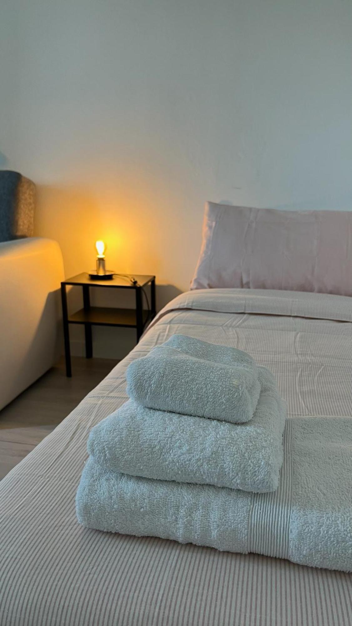 Апартаменти Rafael Milano - 10 Min From Linate Airport, Centrale Fs, Ospedale San Raffaele Екстер'єр фото