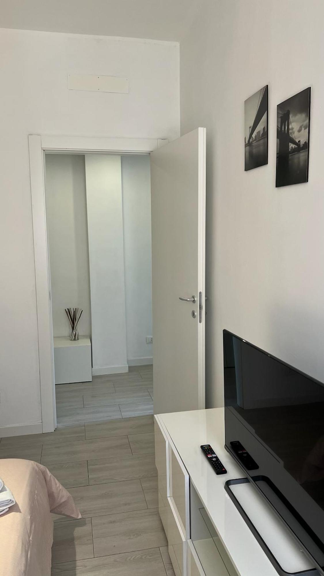 Апартаменти Rafael Milano - 10 Min From Linate Airport, Centrale Fs, Ospedale San Raffaele Екстер'єр фото