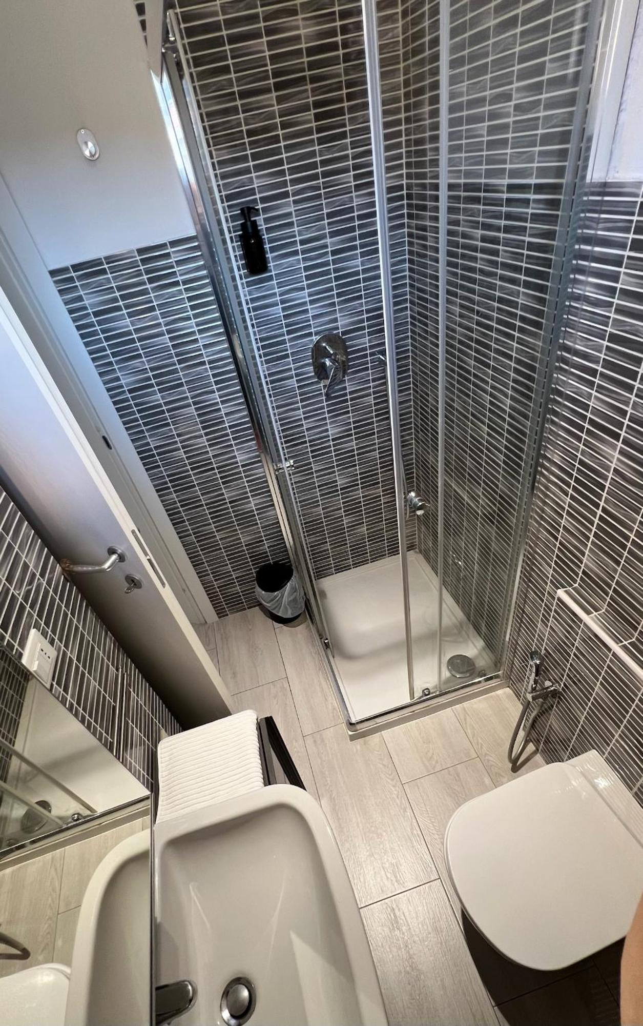 Апартаменти Rafael Milano - 10 Min From Linate Airport, Centrale Fs, Ospedale San Raffaele Екстер'єр фото