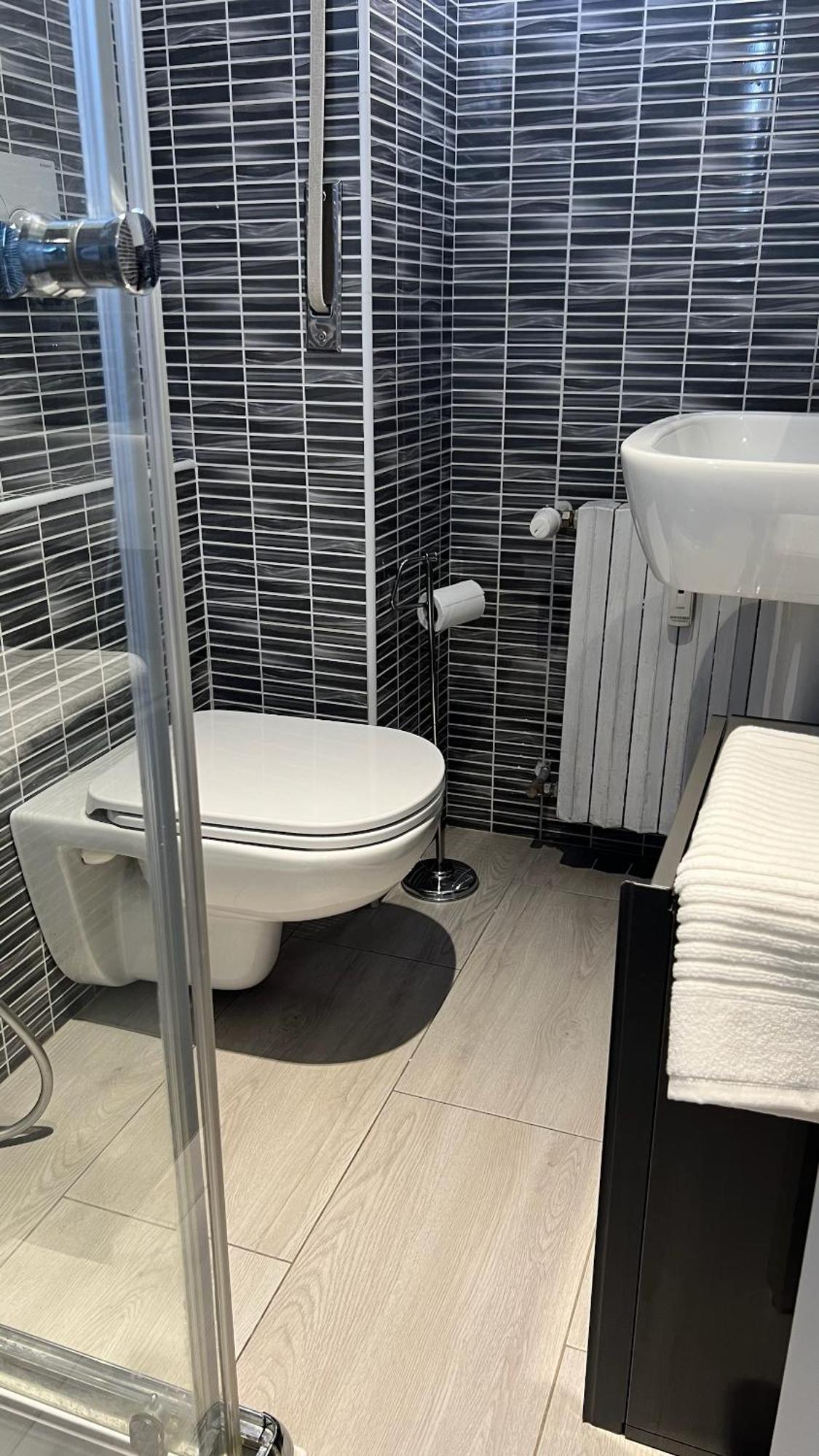 Апартаменти Rafael Milano - 10 Min From Linate Airport, Centrale Fs, Ospedale San Raffaele Екстер'єр фото