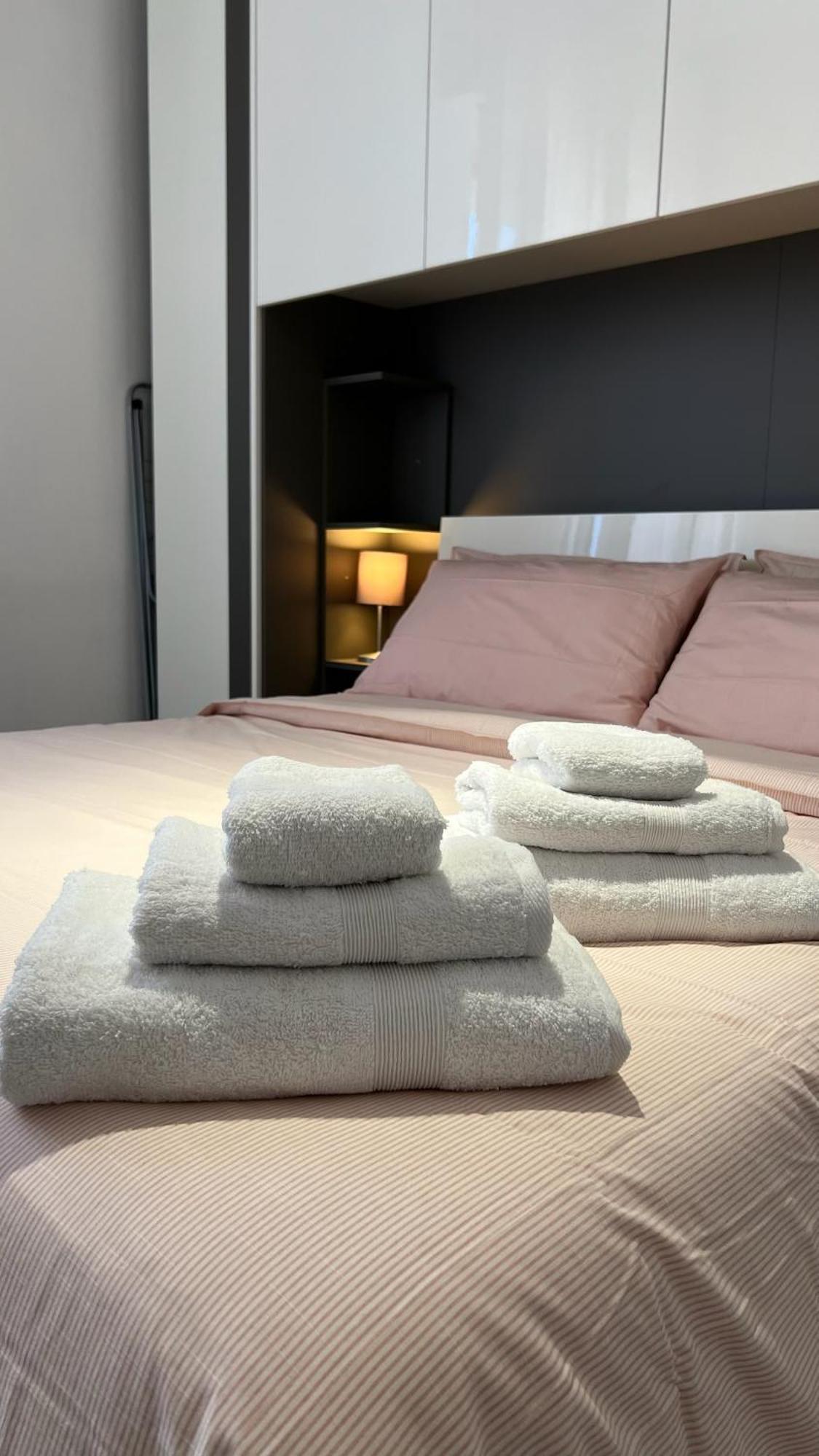Апартаменти Rafael Milano - 10 Min From Linate Airport, Centrale Fs, Ospedale San Raffaele Екстер'єр фото